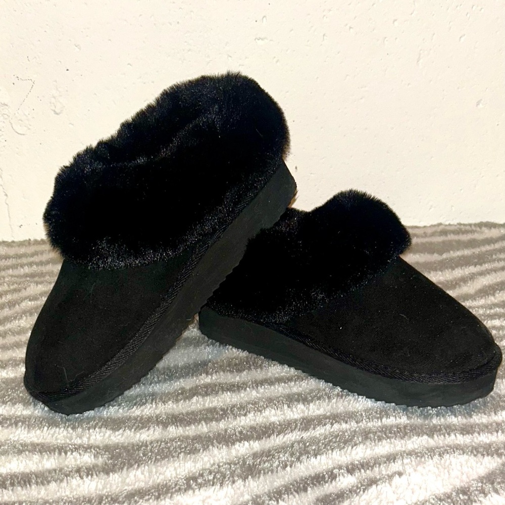 NWOT! Youth Black Fur-Lined Slides